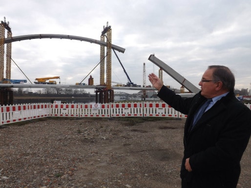 Alain Giesi, ingénieur des travaux publics, a assisté à la pose symbolique de l'arc du pont. (Photo AF/Rue89 Strasbourg/cc)