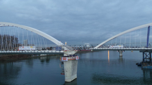 Les deux tabliers du pont sur le Rhin, ont été assemblés, vendredi. (Photo : AF/Rue89 Strasbourg/CC)