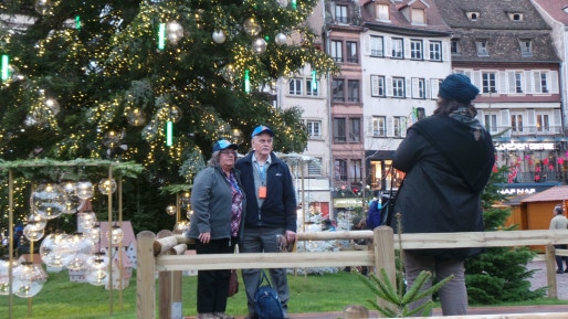 Quelques touristes se photographient devant de grand sapin. (Photo CG/cc)