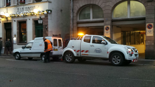 Une voiture se fait embarquer par la fourrière rue de la Douane. (Photo CG/cc)