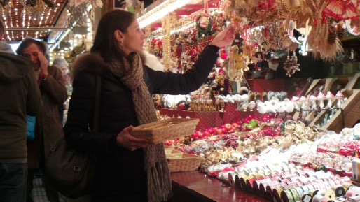 Place Broglie, pas la peine de jouer des coudes pour choisir ses décorations de Noël; (Photo CG/cc)