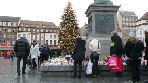 Sur la place Kléber, les visiteurs continuent de se recueillir à la mémoire des 130 victimes des attentats de Paris du 13 novembre. (Photo CG/cc)