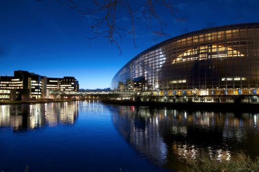 Le Parlement européen de Strasbourg, avec à gauche le bâtiment Winston Churchill construit dans les années 1980 et à droite le bâtiment Louise Weiss, construit dans les années 1990. (Photo European Union 2015 - European Parliament / cc)