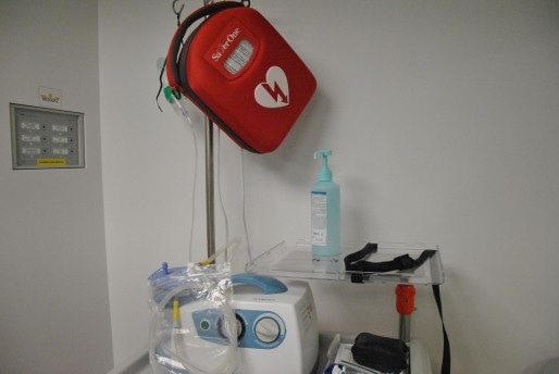 Un défibrillateur est prêt à pallier toute situation d'urgence (Photo NM / Rue89 Strasbourg / cc) 