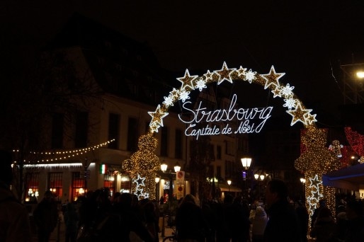La "Porte de lumière" à l'entrée de la rue du Vieux-marché-aux-poissons est devenue le symbole du marché de Noël de Strasbourg. (Photo : Yannick Perez / Rue89 Strasbourg / cc)