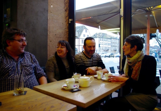 Michel, Mireille, Christian et Christine se sont rencontrés sur OVS et viennent prendre un pot au café Raven. (Photo: Anaïs Engler)