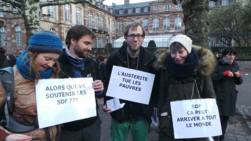 Beaucoup de slogans affichés autour du cou (photo JFG / Rue89 Strasbourg)