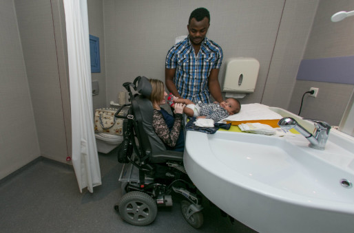 La salle de bain, de plain pied et large, avec une table à langer à hauteur réglable permet à la jeune maman de manipuler son bébé (Photo Frédéric Maigrot / doc remis)