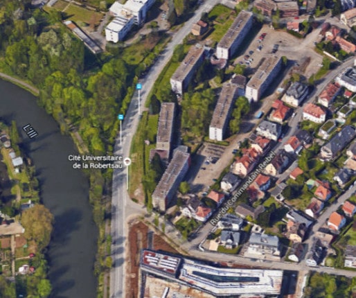 Entre l'Ill et les maisons de la Robertsau, à deux pas de l'école européenne, la cité universitaire de la Robertsau fait figure d'exception (Capture d'écran Google Maps)