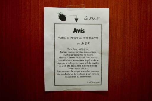 L'avis de passage pour le traitment des punaises et placardé sur la chambre d'un résident. (Photo : Anaïs Engler)