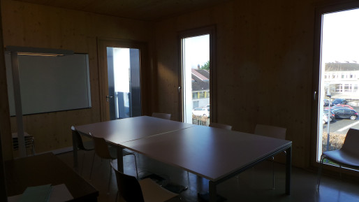 Une salle de réunion partagée, qui se transforme parfois en salle de ping pong (photo JFG / Rue89 Strasbourg)