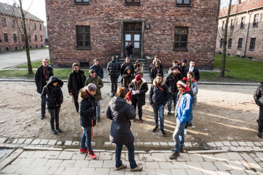 A Auschwitz I, camp militaire devenu camp de concentration, les élèves visitent les blocks, audio-guides sur les oreilles (Photo Pascal Bastien)