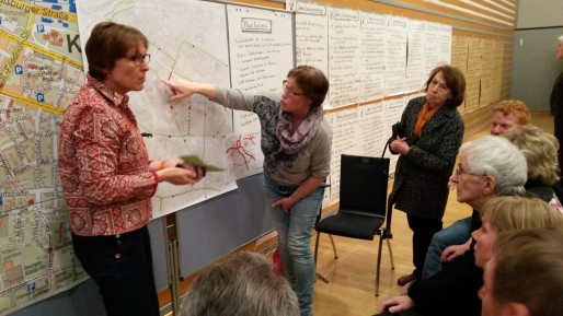 Des habitants de Kehl réfléchissent ensemble au futur réseau de bus, le 21 mars, lors d'un café citoyen. Leurs propositions seront présentées au conseil municipal en avril. (Photo CG/ Rue89 Strasbourg/ cc)