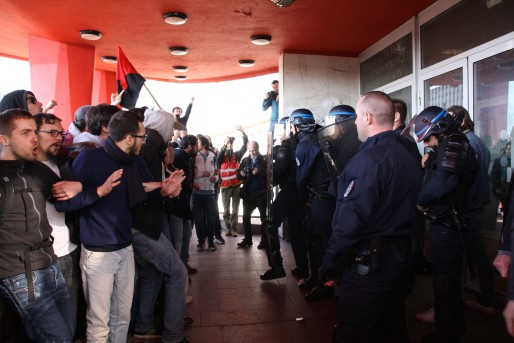 La tentative des étudiants d'entrer dans le bâtiment a provoqué une réponse énergique des policiers (Photo MCM / Rue89 Strasbourg)