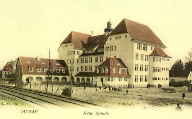 L'école de la Musau, construite en 1907, est aujourd'hui occupée par le collège Louise-Weiss - La 1ère voie ferrée Strasbourg-Kehl, correspondant à l'actuel avenue Jean-Jaurès, passait devant l'école (DR)