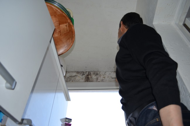 Les habitants de l'immeuble qui rencontrent des problèmes de moisissures doivent régulièrement nettoyer leurs murs (BW / Rue89 Strasbourg).