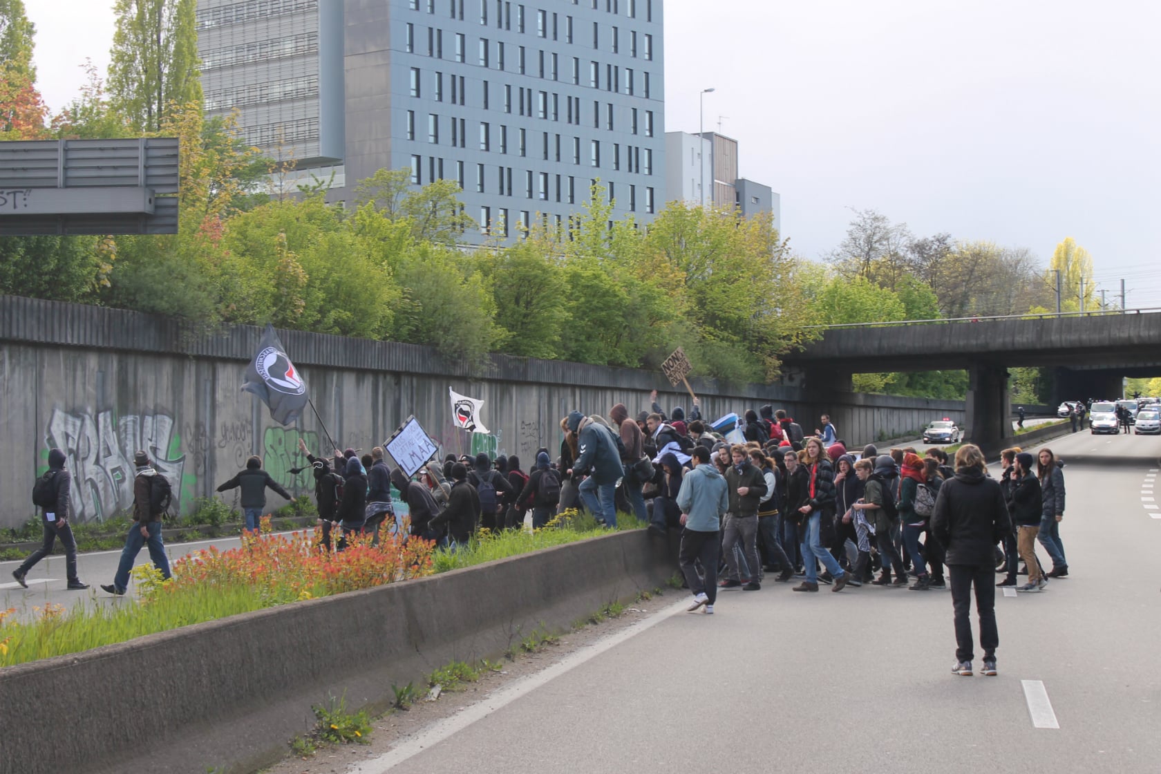 Cernés par les forces de l'ordre, les manifestants qui bloquaient l'autoroute ont dû rebrousser chemin.