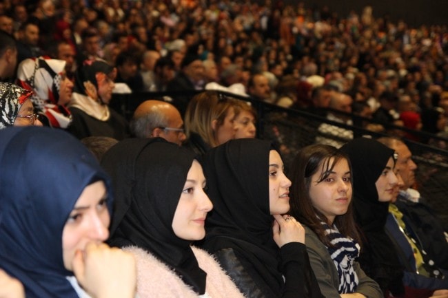 La mixité hommes-femmes était de mise dans l'enceinte du Zénith dimanche, contrairement au mois d'octobre lors de la visite du président turc Erdogan. (Photo : Aline Fontaine / Rue89 Strasbourg / cc)