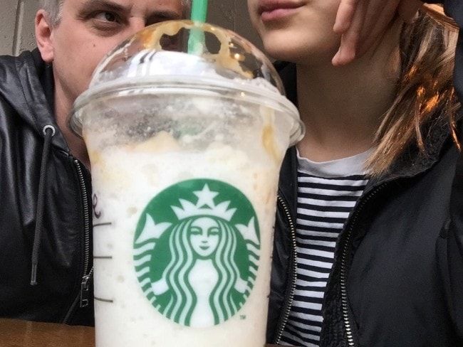 La famille Riegert découvre les cafés Starbucks à Londres. 