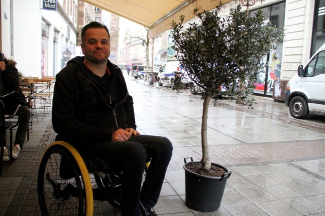 Cela fait une vingtaine d'années que Stéphane Knoerr est en fauteuil roulant. (photo Auriane Poillet/Rue 89)
