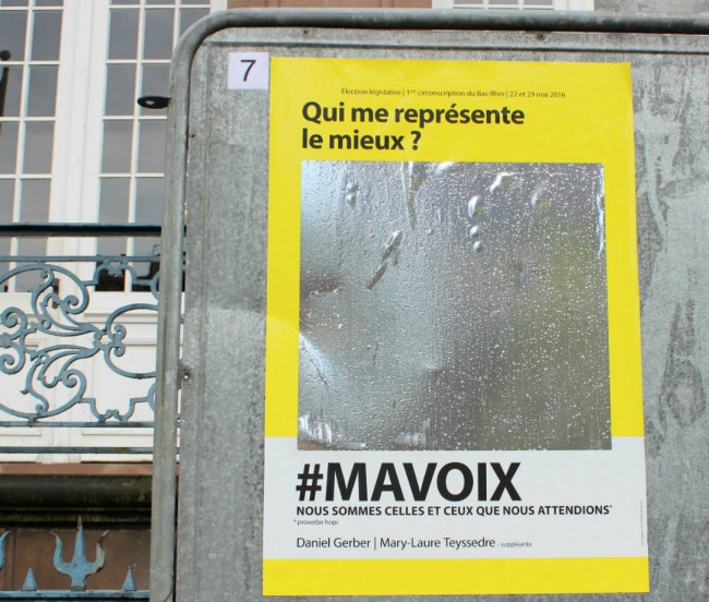 Une affiche Ma Voix devant l'hôtel de ville. Un peu haute pour se voir dans le reflet (photo JFG / Rue89 Strasbourg)