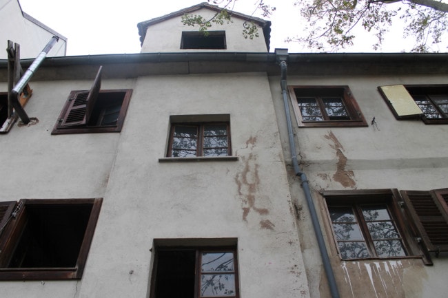 A l'arrière de la maison, la façade reverra ses colombages visibles après les travaux qui veulent mettre en avant le patrimoine de lieu.