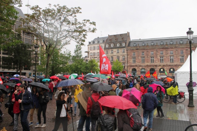 Il y avait plus de parapluies que de banderoles pour cette sixième manifestation contre la loi travail.