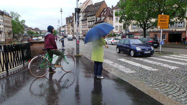 Une partie du quai des Bateliers sera exclusivement réservé aux piétons et aux cyclistes à partir de dimanche 5 juin. (photo Auriane Poillet / Rue89 Strasbourg)