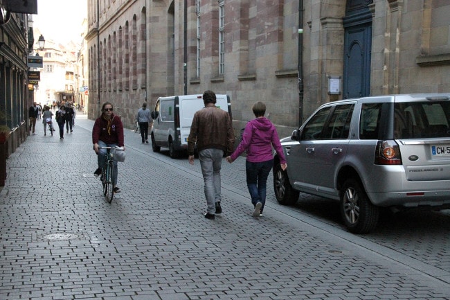 La rue des juifs est un espace ouvert où piétons, voitures et cyclistes peuvent circuler sans espace délimité. (photo Auriane Poillet / Rue89 Strasbourg)