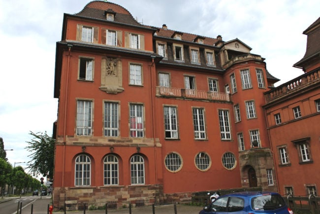 Ce bâtiment, principalement vide et utilisé par quelques kiné n'est pas réaffecté dans l'immédiat (photo JFG / Rue89 Strasbourg)