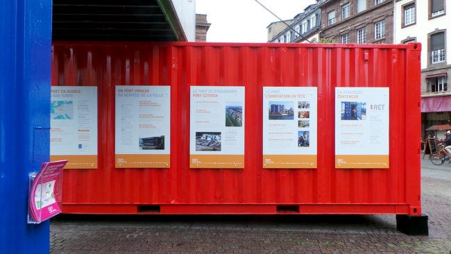 Place Kléber, des affiches accrochées à des conteneurs retracent l'histoire du port autonome de Strasbourg. (photo Auriane Poillet / Rue89 Strasbourg)