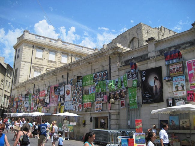 Dans les rues d'Avignon, les affiches du Off (licence-creative-commons-Flickr-Photo Aurelian)