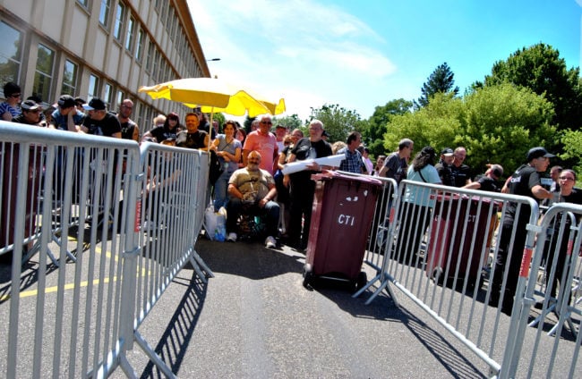 Présents depuis la veille ou l'aurore, les fans de Johnny l'attendent de pied ferme (Photo BB / Rue89 Strasbourg / cc)