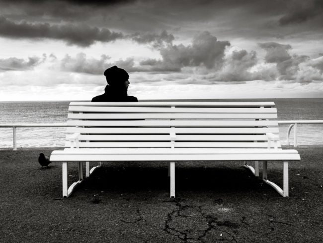 Un banc sur la Promenade des Anglais (Photo The Freelens / VIsualHunt / cc)