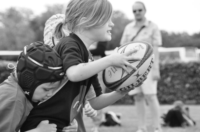 Les enfants, filles et garçons, ont beaucoup à apprendre du rugby (document remis)