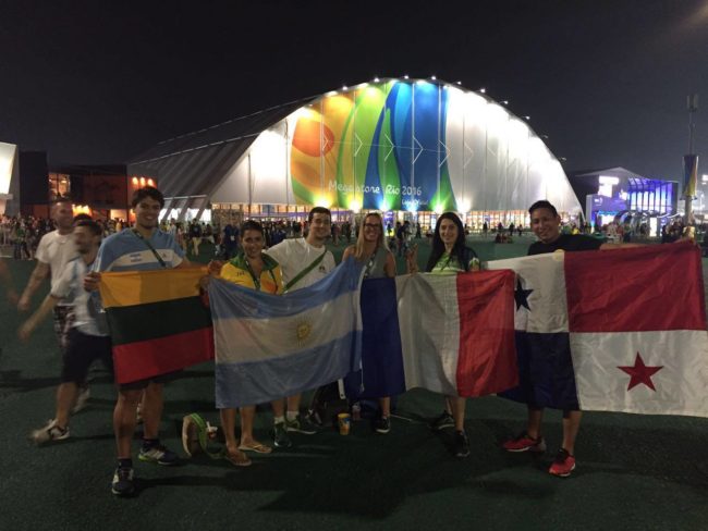 "Avec des amis nous avons voulu faire une photo qui puisse montrer qu'on peut tous vivre ensemble qu'importe notre origine, c'est pourquoi nous avons tous échangés nos drapeaux : 2 Français, 1 Argentin, 2 Lituaniennes et 1 panaméen" Jérome Tschupp (doc remis)