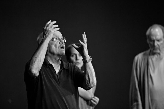 Jean-Pierre Vincent en répétition avec les acteurs de "Iphigénie en Tauride" (Photo Fernandez Jean-Louis)