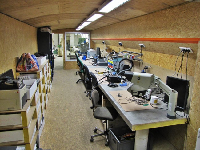 Un espace est réservé aux travaux informatiques et/ou électroniques à La Fabrique (photo SC / Rue89 Strasbourg)