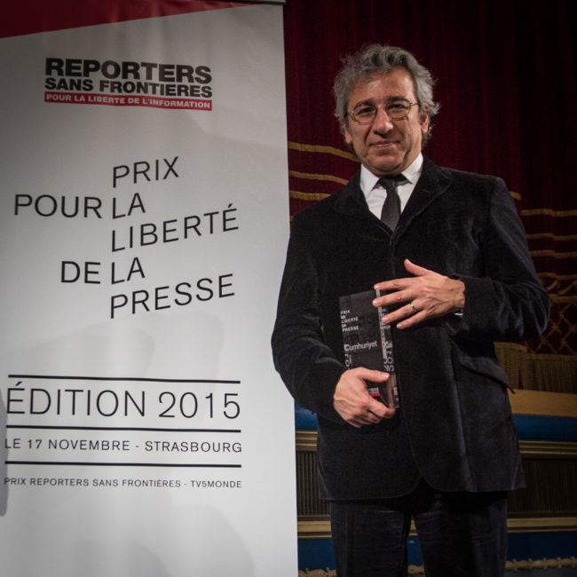 Can Dündar lors de la remise du prix RSF pour la liberté de la presse le 17 novembre 2015 à Strasbourg. (Photo : Wikipédia / cc)