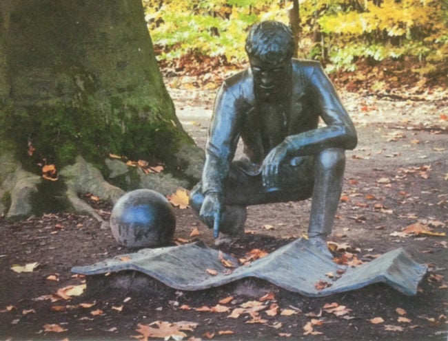 Le génie du lieu, statue de Giulio Paolini dans le parc de Pourtalès (photo MC / Rue89 Strasbourg)