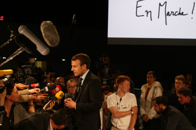 A Strasbourg, Emmanuel Macron a passé beaucoup de temps avec les journalistes (photo JFG / Rue89 Strasbourg)
