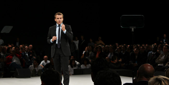 Contrairement à ce qui a pu être dit à la radio, Emmanuel Macron avait bien plusieurs prompteurs lors de son meeting (photo JFG / Rue89 Strasbourg)