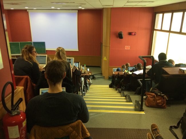 Des étudiants qui n'ont pas de place dans leur amphi et doivent se contentée d'une chaise ou des marches, une scène pas si rare dans à l'université, ici en fac de droit en novembre. (photo JFG / Rue89 Strasbourg)