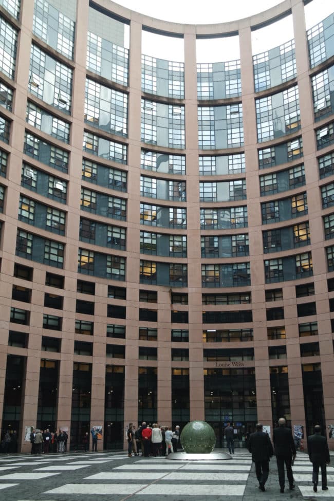 Lors des sessions strasbourgeoises, les eurodéputés arrivent le lundi après-midi au bâtiment Louise Weiss du Parlement Européen (Photo DL/Rue 89 Strasbourg/cc)