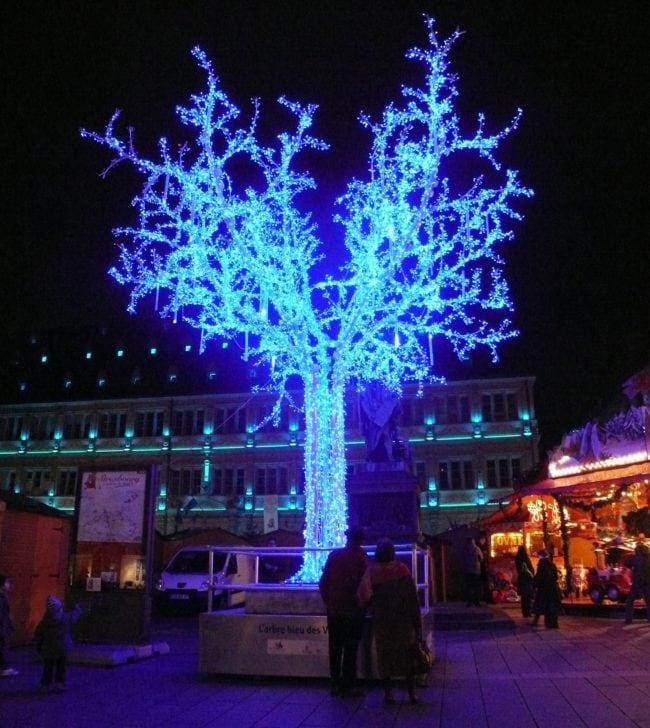 L'arbre bleu de la place Gutenberg, une fierté des Illuminations de Strasbourg (Photo Dynamosquito / FlickR / cc)