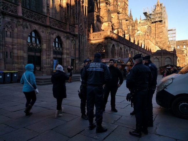Au pied de la cathédrale, les forces de sécurité sont les plus visibles (Photo PF / Rue89 Strasbourg / cc)