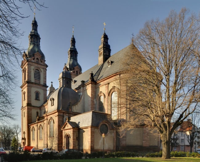 L'Eglise Saint Fridolin à Mulhouse. Le guide indique aussi les lieux culturels et religieux. (Photo wikimedia commons/cc)