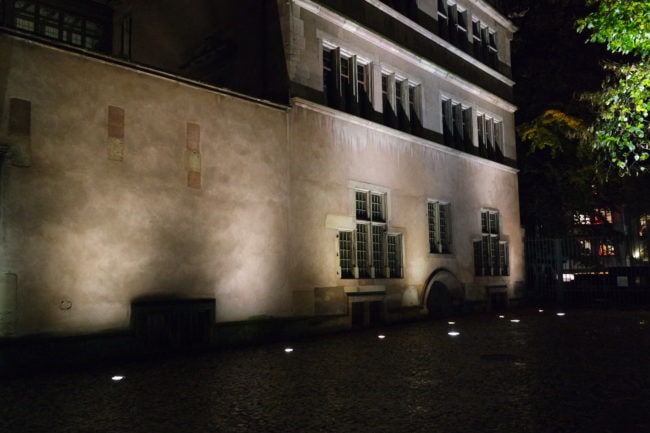 Tous les soirs, la Ville éclaire la Place du Château avec des encastrés au sol (Photo DL/Rue 89 Strasbourg/cc)