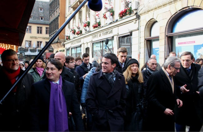Manuel Valls, accompagné de sa femme et de nombreux soutiens socialistes strasbourgeois lors de son passage au marché de Noël (photo JFG / Rue89 Strasbourg)