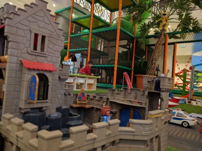 Les plus grosses boites de Playmobil sont à la disposition des enfants (Photo PF / Rue89 Strasbourg)